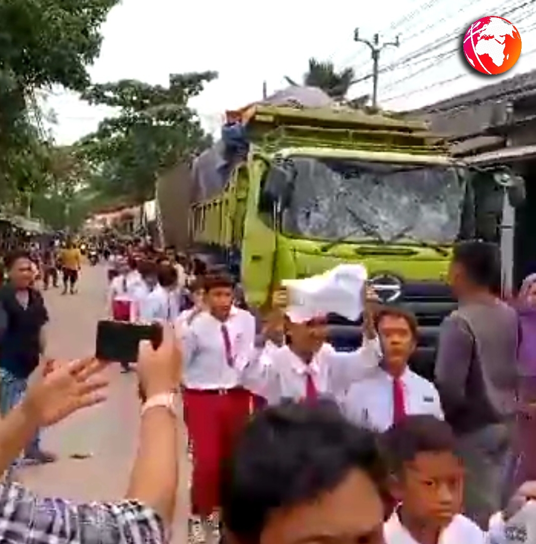 Kecam Keras  Puluhan Siswa SD Gelar Aksi Turun Ke Jalan Raya  Salembaran Kosambi, Rekannya Terlindas Truk Tanah