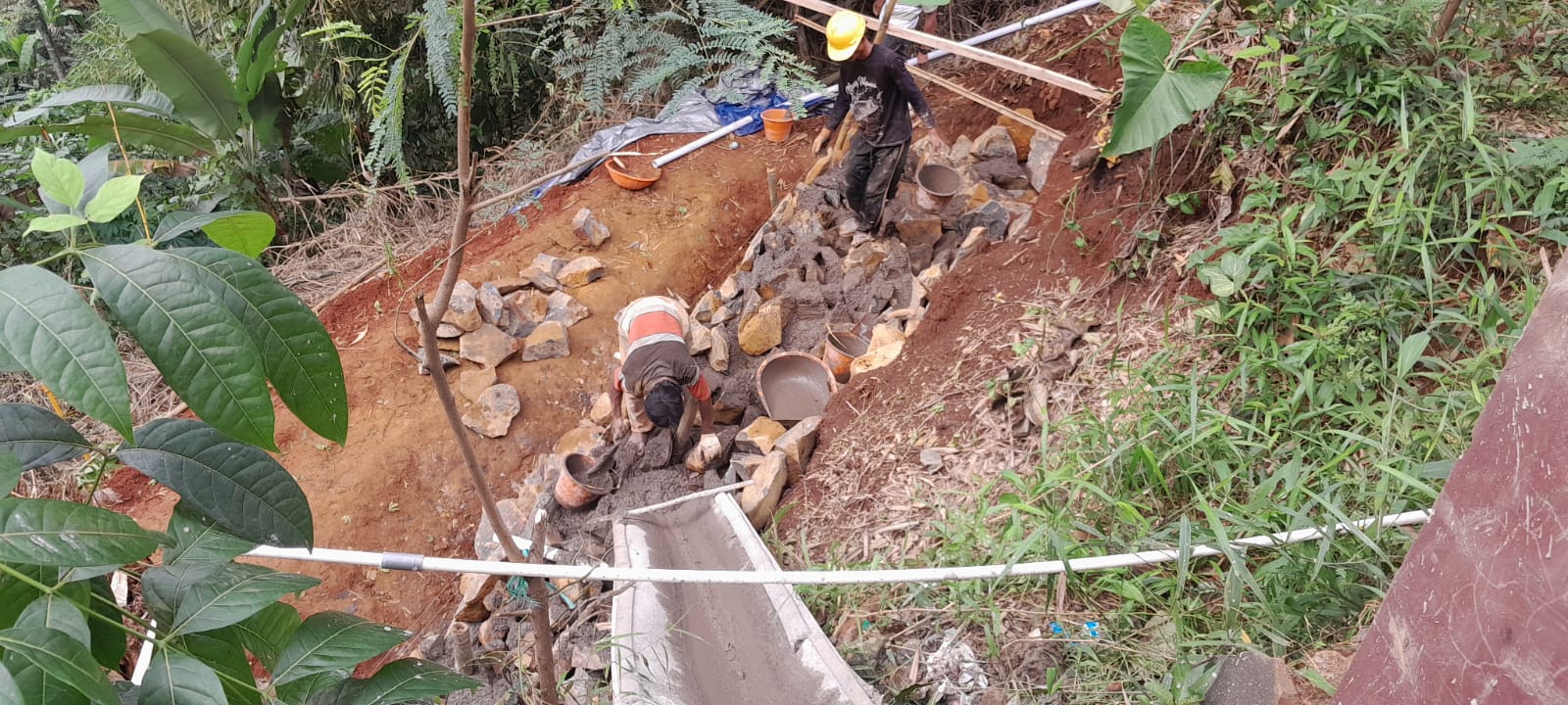 Dugaan Pelanggaran K3 Pada Proyek Tembok Penahan Tanah di SDN Sukaharja: Media Desak Pengawasan Ketat dari Dinas Pendidikan.