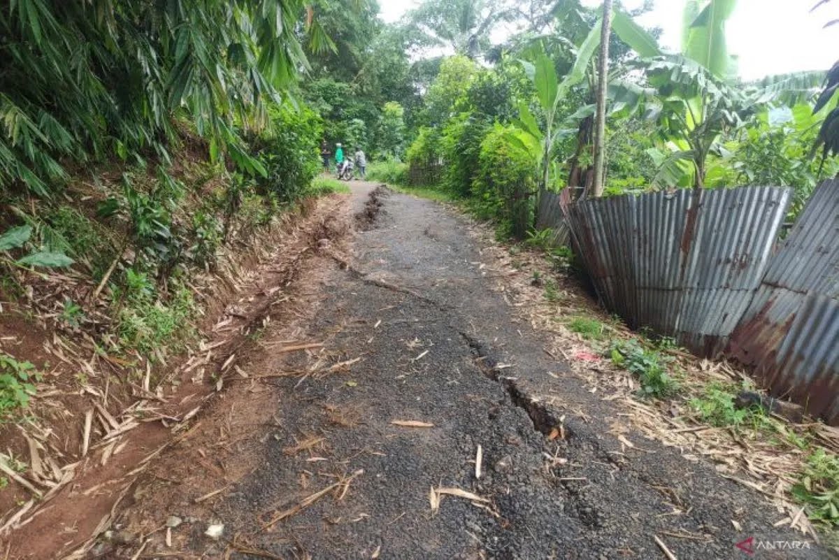 Sukabumi Usai Dilanda Banjir dan Tanah Longsor, Pergerakan Tanah Memunculkan Fenomena Tanah Retak.