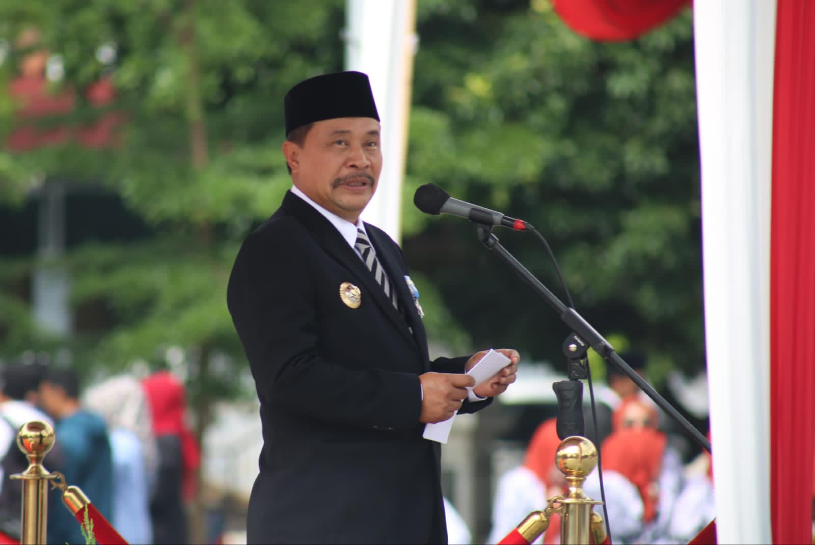 Pimpin Upacara Hari Guru, Pj Bupati Garut Apresiasi Peran Vital Guru Dalam Pendidikan.