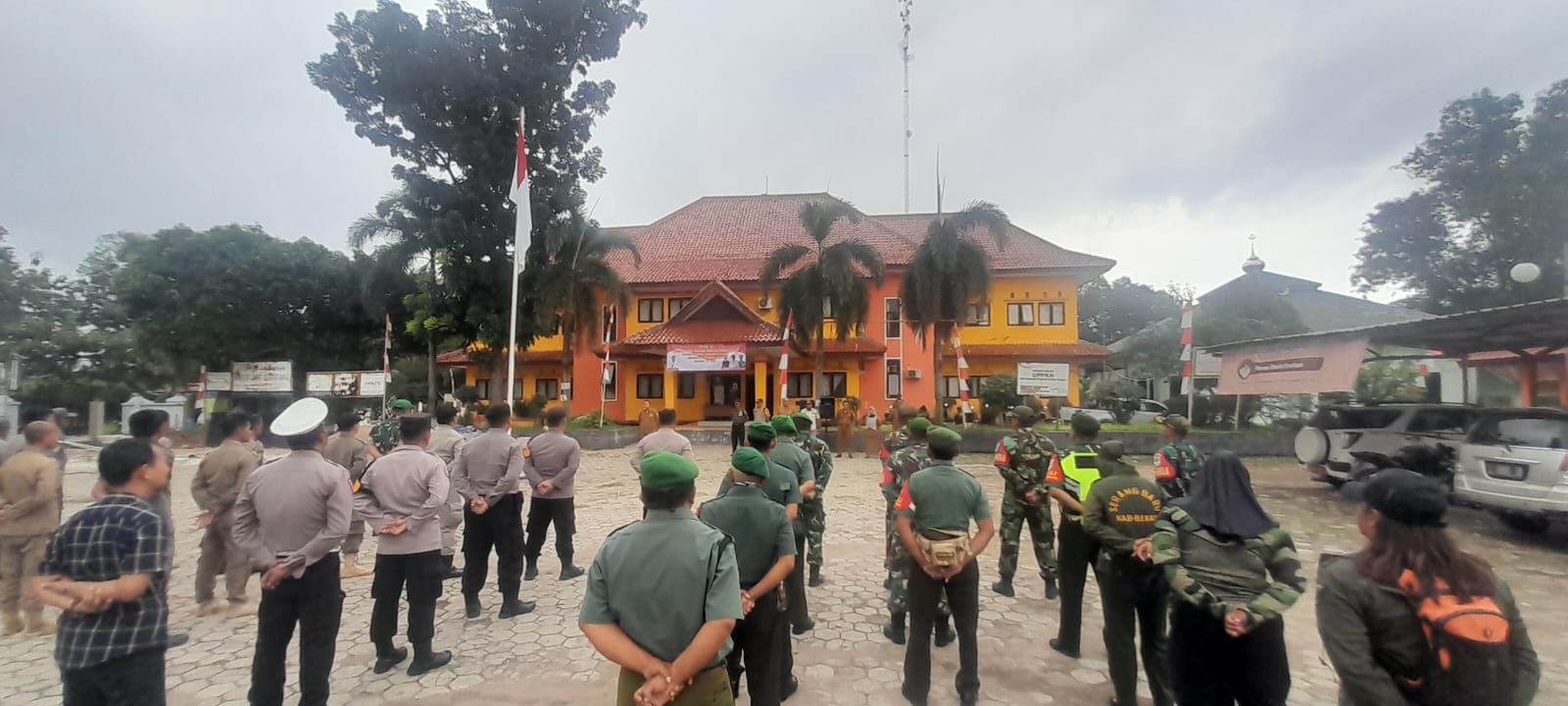 Ket.: Suasana Apel dihadiri anggota Koramil, Polsek, Mitra TNI, dan Satpol PP (foto: Anto)