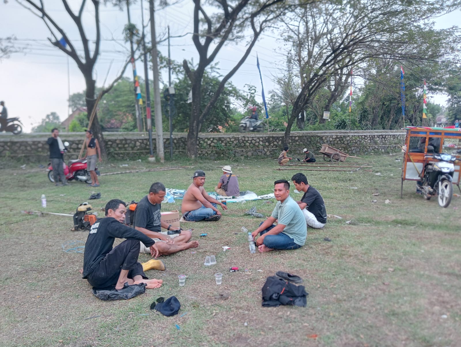 Akan  Adakan  Even  Karang  Taruna  Dan Sekdes  Cilangkara  Garcep  Pembersihan Lapangan  Bola .