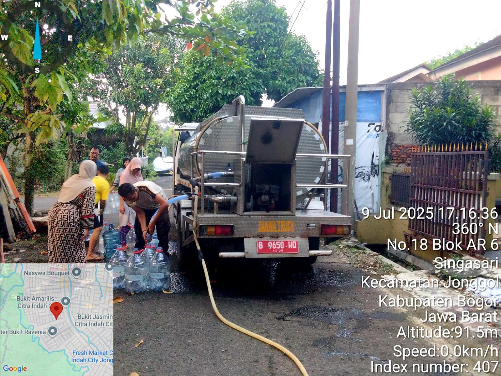 PERUMDA Tirta kahuripan Cabang  Jonggol  Distribusikan   Air   Bersih   Bagi  Warga    Yang   Terdampak  Banjir  Di  Perum  Citra  Indah.