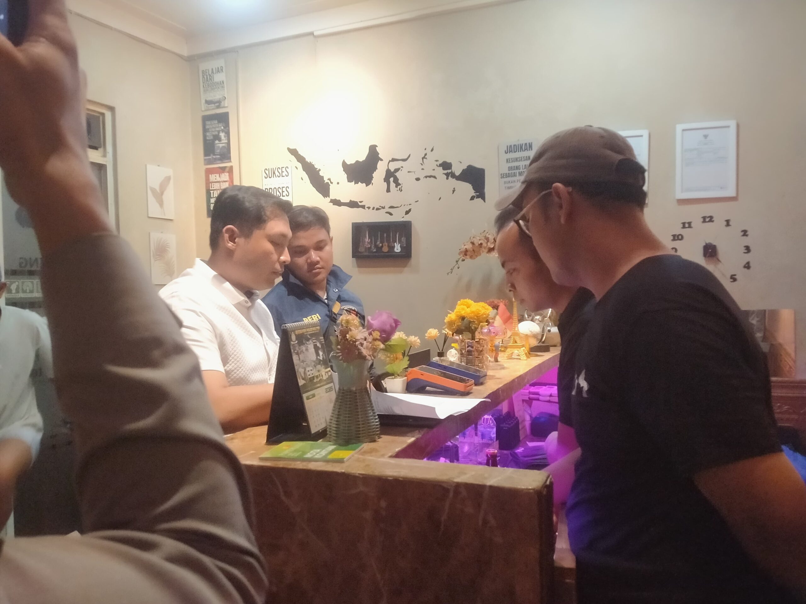 ANTISIPASI PENYAKIT MASYARAKAT POLSEK JONGGOL LAKUKAN RAZIA KE TEMPAT HIBURAN MALAM