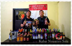 Polsek  Jonggol   Laksanakan  Operasi  Razia  Miras  Ilegal  Di  Wilayah  Desa  Sukasirna
