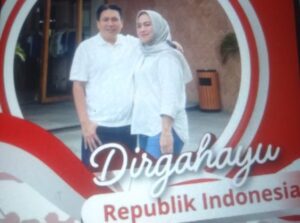H.Bn.Kholik Qodratullah SE.M.Si bersama keluarga mengucapkan selamat ulang tahun republik indonesia yang ke -80 tahun di kediamannya.