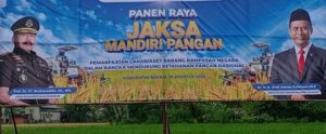 Jaksa Agung ST Burhanudin bersama Menteri Pertanian Republik Indonesia Andi Amran Sulaiman memimpin kegiatan panen raya Di Desa Srimahi,Tambun Utara,Kab.Bekasi