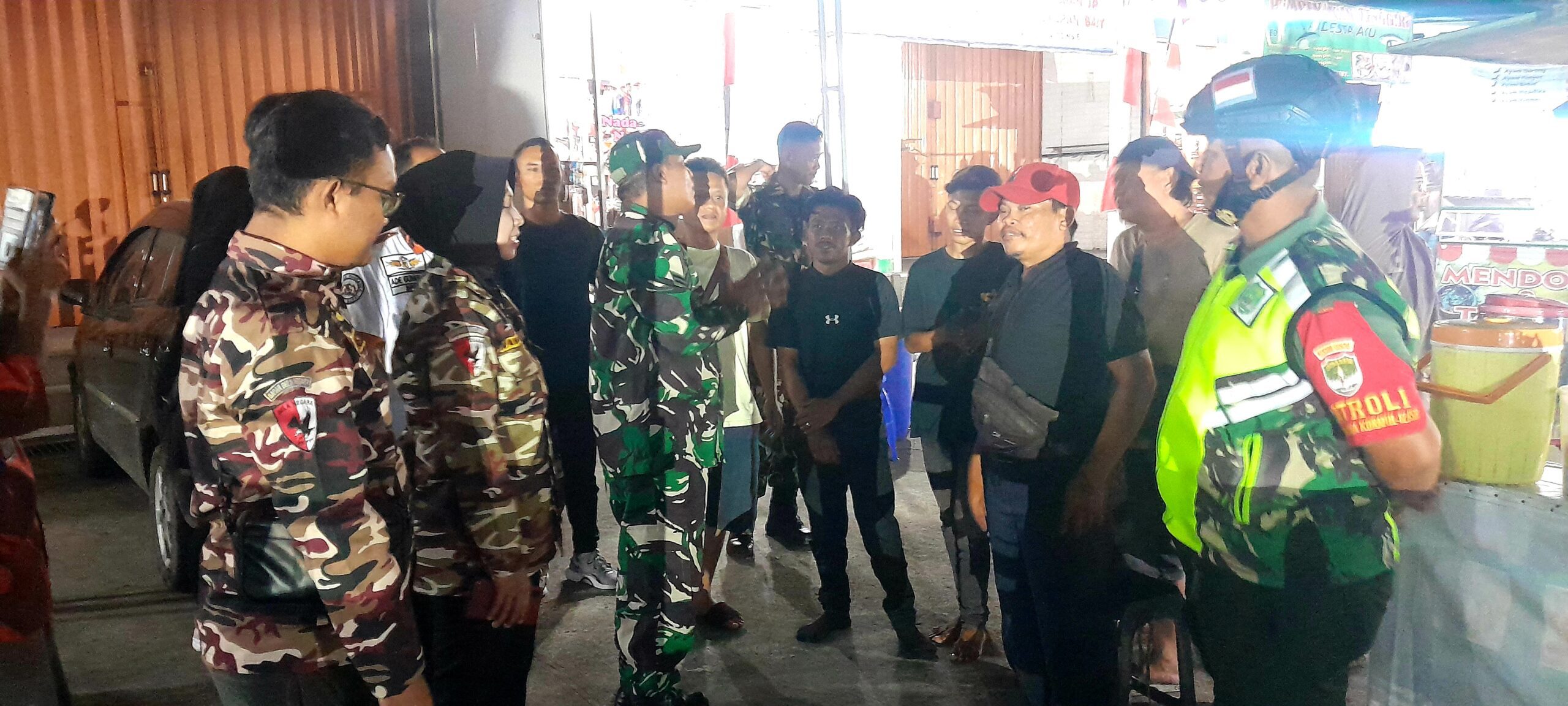 Patroli  Cipta  Kondusif  Koramil  12  Serang Baru  Dengan  Warga  Perumahan  Kota Serang  Baru  Desa  Suka  Ragam  Kecamatan  Serang. Baru.