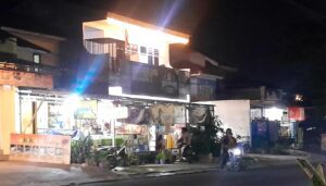 Sebuah Toko Kelontong Kebal Hukum di Klaster Agave di Duga Kembali Menjual Minuman Keras (miras) ilegal secara Terselubung.   JONGGOL, BOGOR, Metro Media id – 25 November 2025 – Warga Perumahan Citra Indah City, Desa Sukamaju, Kecamatan Jonggol, Kabupaten Bogor, kembali dibuat resah. Sebuah toko kelontong di klaster Agave diduga melanjutkan praktik penjualan minuman keras (miras) ilegal secara terselubung, meskipun sebelumnya pernah digerebek aparat kepolisian.  Aktivitas toko tersebut mengkhawatirkan warga, mengingat Citra Indah City dikenal sebagai lingkungan yang aman dan nyaman bagi keluarga. “Kami sangat khawatir dengan dampak buruk yang bisa ditimbulkan oleh penjualan miras ilegal ini, terutama bagi generasi muda,” ujar salah seorang warga yang enggan disebutkan namanya. Warga menduga toko tersebut menjual miras beralkohol di atas 20 persen secara diam-diam kepada pembeli tertentu.  Ironisnya, toko kelontong yang sama pernah menjadi target operasi penggerebekan aparat kepolisian pada Agustus 2025 lalu. Penggerebekan tersebut berhasil mengamankan ratusan botol miras berkadar alkohol tinggi sebagai barang bukti.  Namun, tampaknya tindakan tegas tersebut tidak membuat jera pemilik toko, yang kini kembali beroperasi menjual miras dan meresahkan lingkungan sekitar.  Pihak kepolisian setempat telah menerima laporan terbaru dari warga dan segera melakukan penyelidikan intensif. “Kami akan menindak tegas siapapun yang terbukti melanggar hukum, termasuk penjualan miras ilegal. Tidak ada toleransi bagi pelaku yang mengulangi perbuatannya,” tegas seorang sumber dari kepolisian. Jika terbukti bersalah, pemilik toko kelontong tersebut terancam sanksi berat sesuai dengan peraturan perundang-undangan yang berlaku.   Warga berharap pihak berwenang dapat bertindak cepat dan lebih tegas lagi untuk memberantas peredaran miras ilegal di lingkungan mereka secara permanen.(Tim)