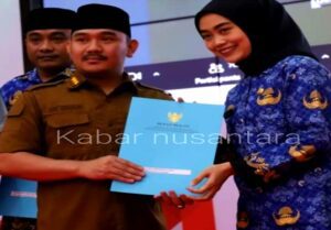 Bupati Bekasi Serahkan 3.058 SK PPPK Paruh Waktu