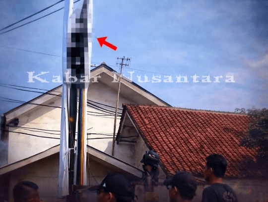 Gara -gara  Pasang  Baliho   Dua  Orang  Tersengat  Listrik